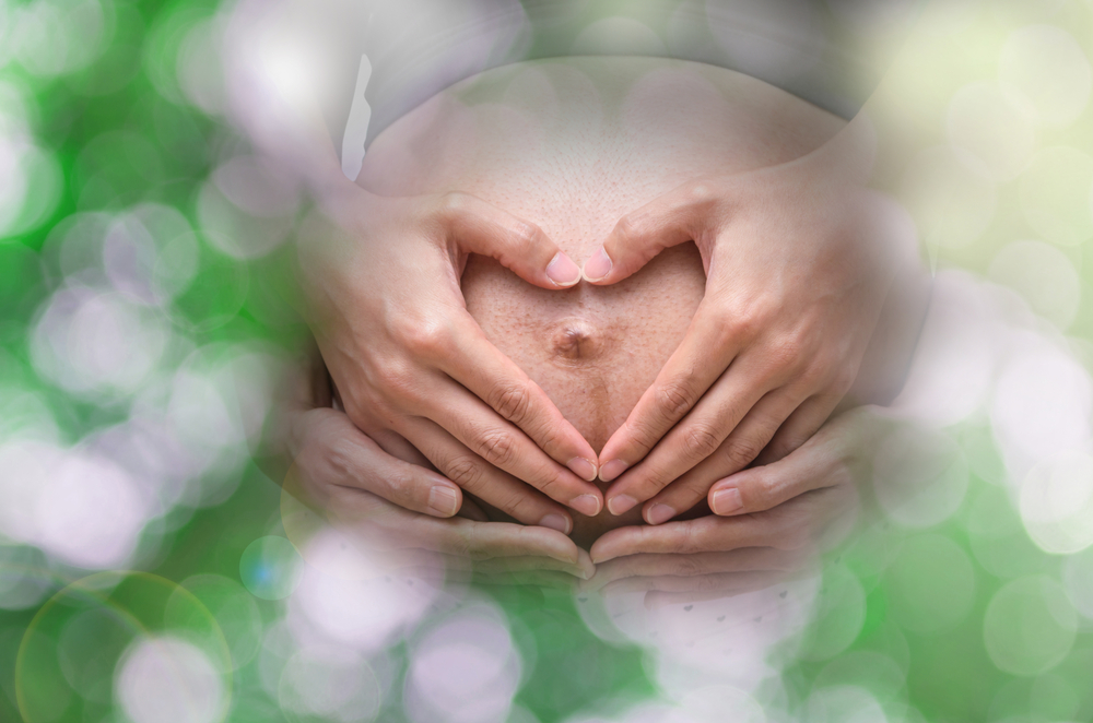 Parto in acqua, i benefici per mamma e bambino