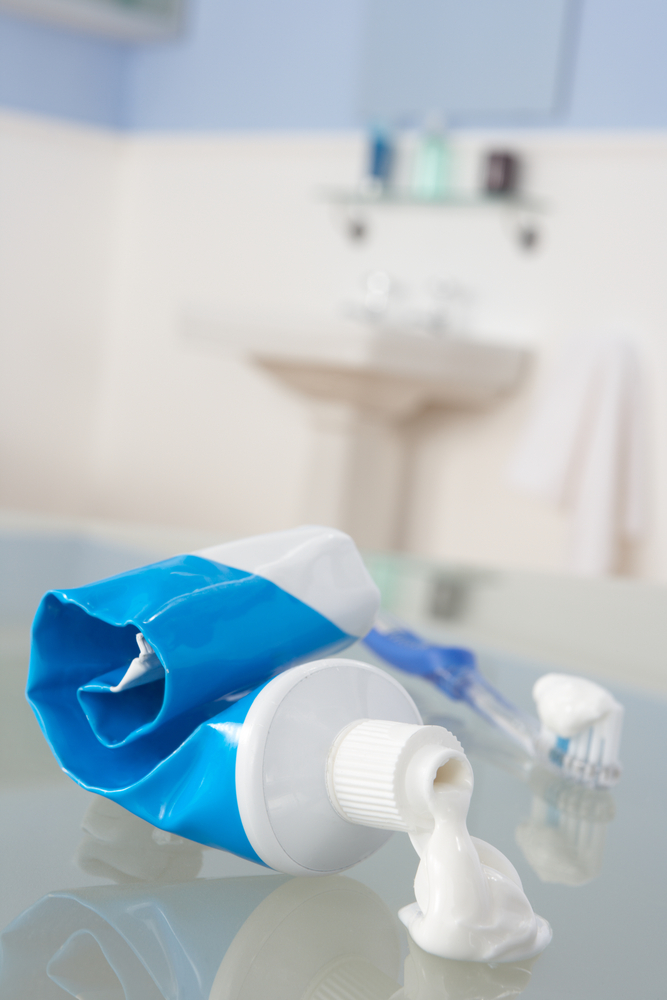 Pulizie di casa con il dentifricio: consigli e trucchi