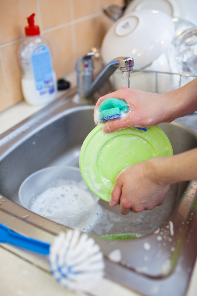 Lavare i piatti a mano