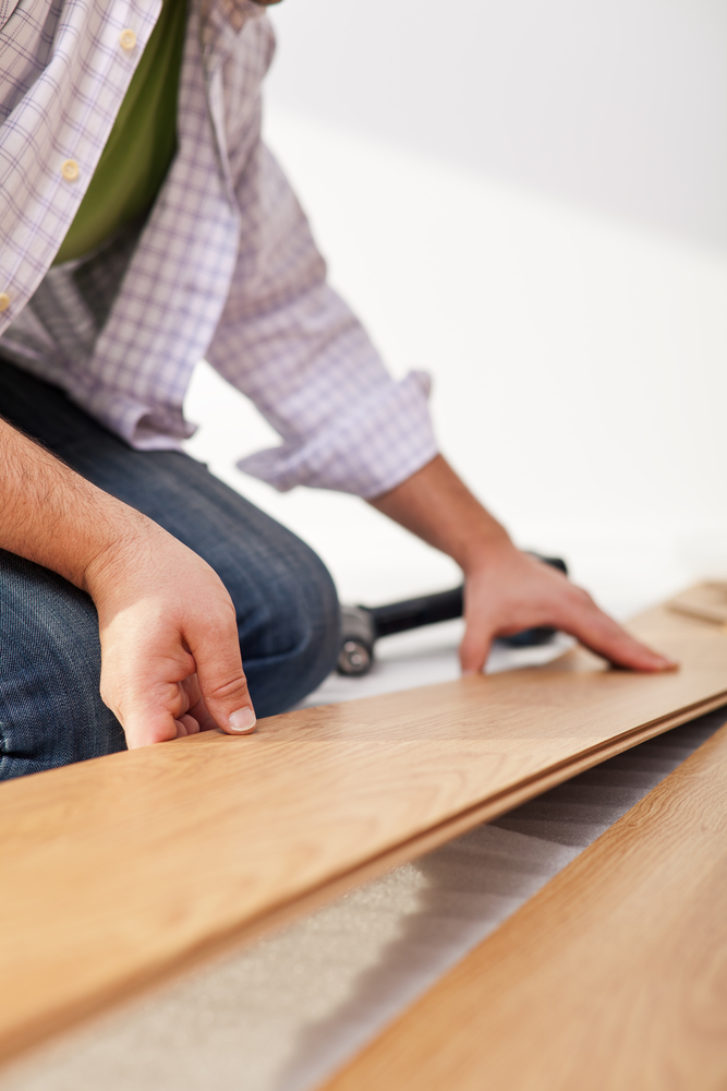 La posa del pavimento in legno