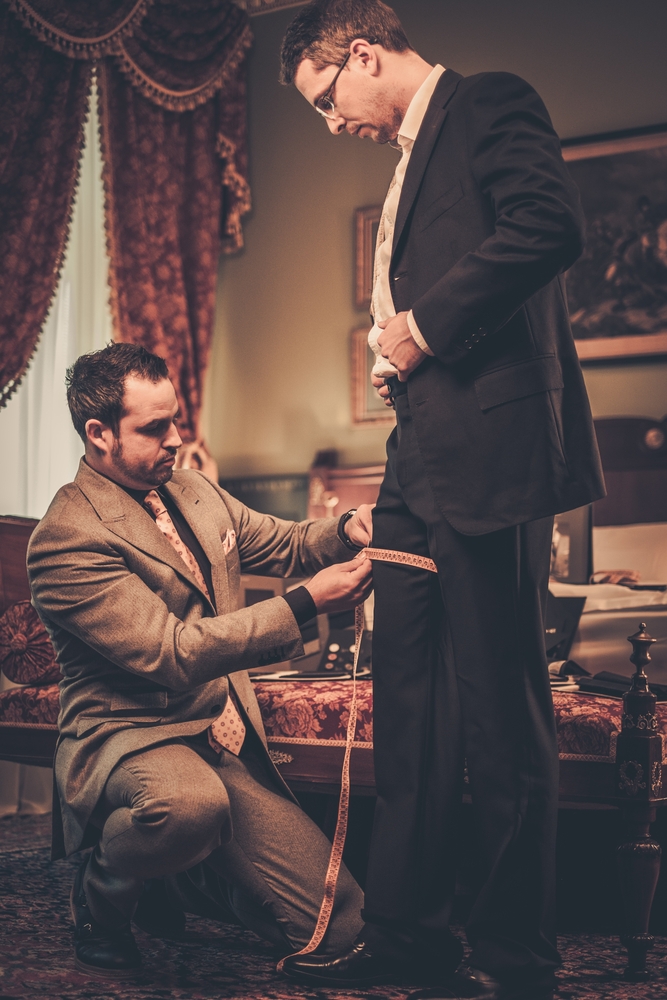 Gli sposi e il fascino dell'abito su misura