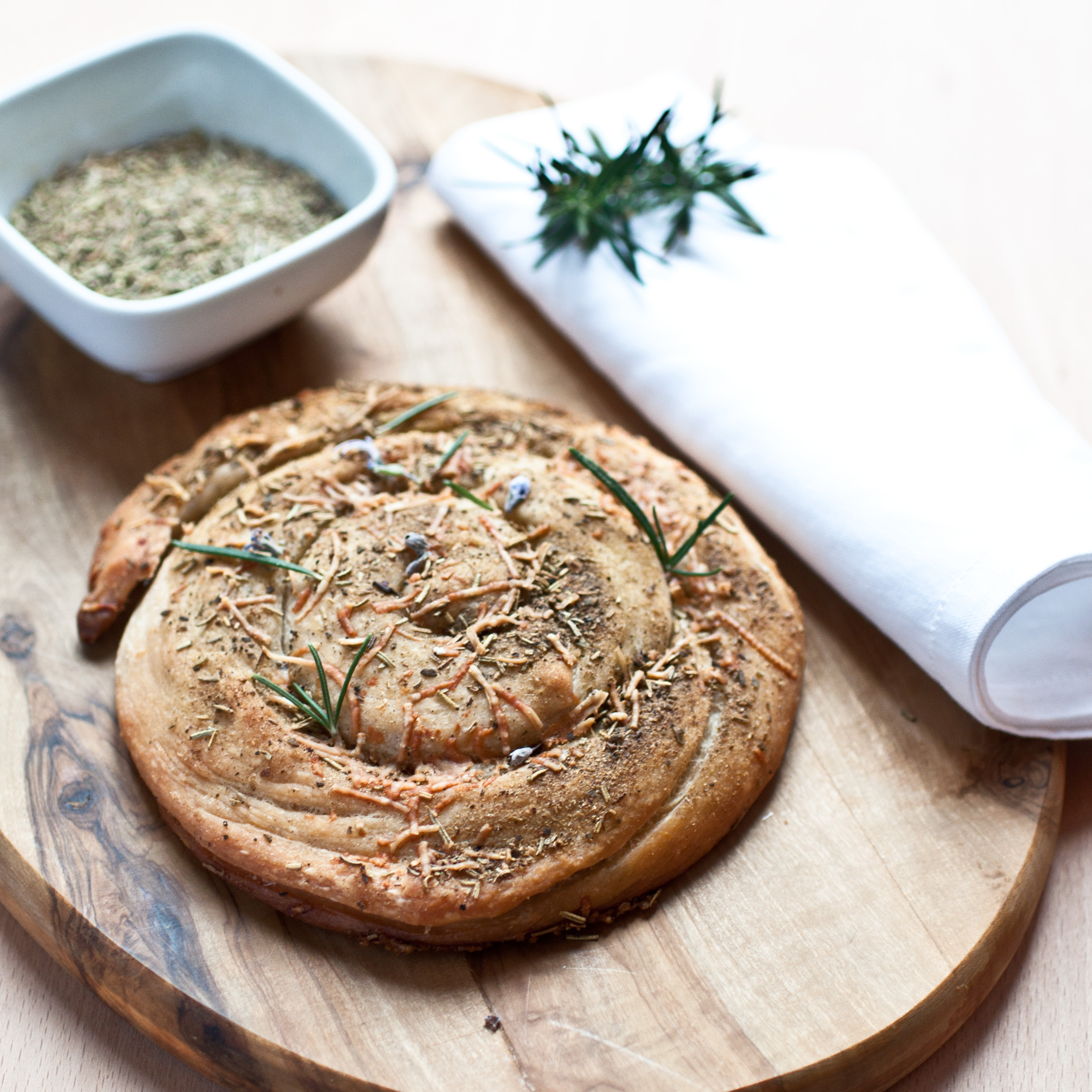 Spirale di pane alle erbe e formaggio