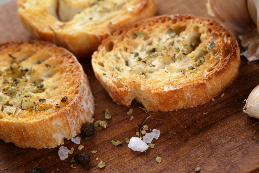 Crostini piccanti di pane raffermo
