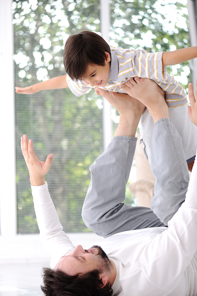 Giocare con i bimbi: mamma e papà lo fanno diversamente