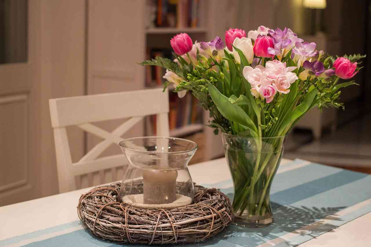 Tavola con i colori e profumi della primavera: suggerimenti per decorazioni originali
