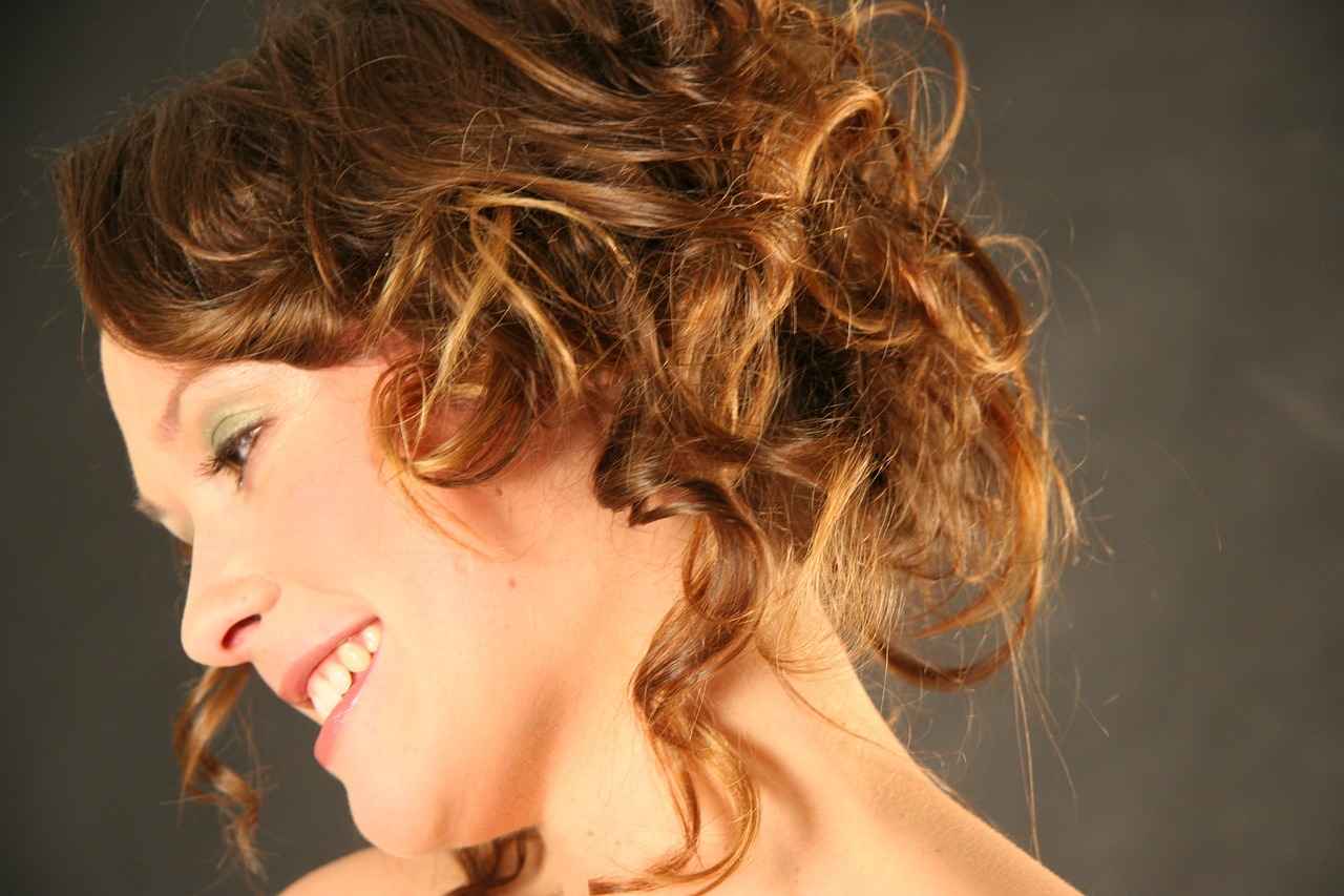 Capelli gonfi, voluminosi e leggeri con la permanente