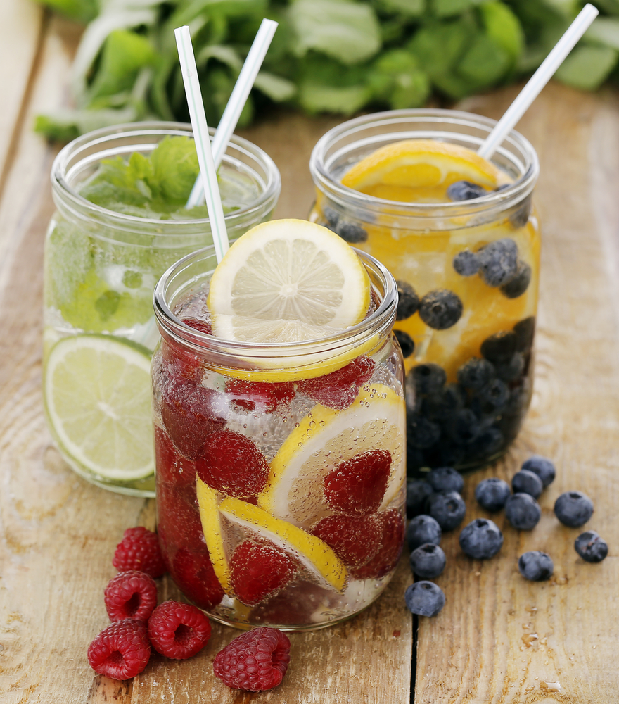 Acqua di frutta e acque aromatizzate per l'estate