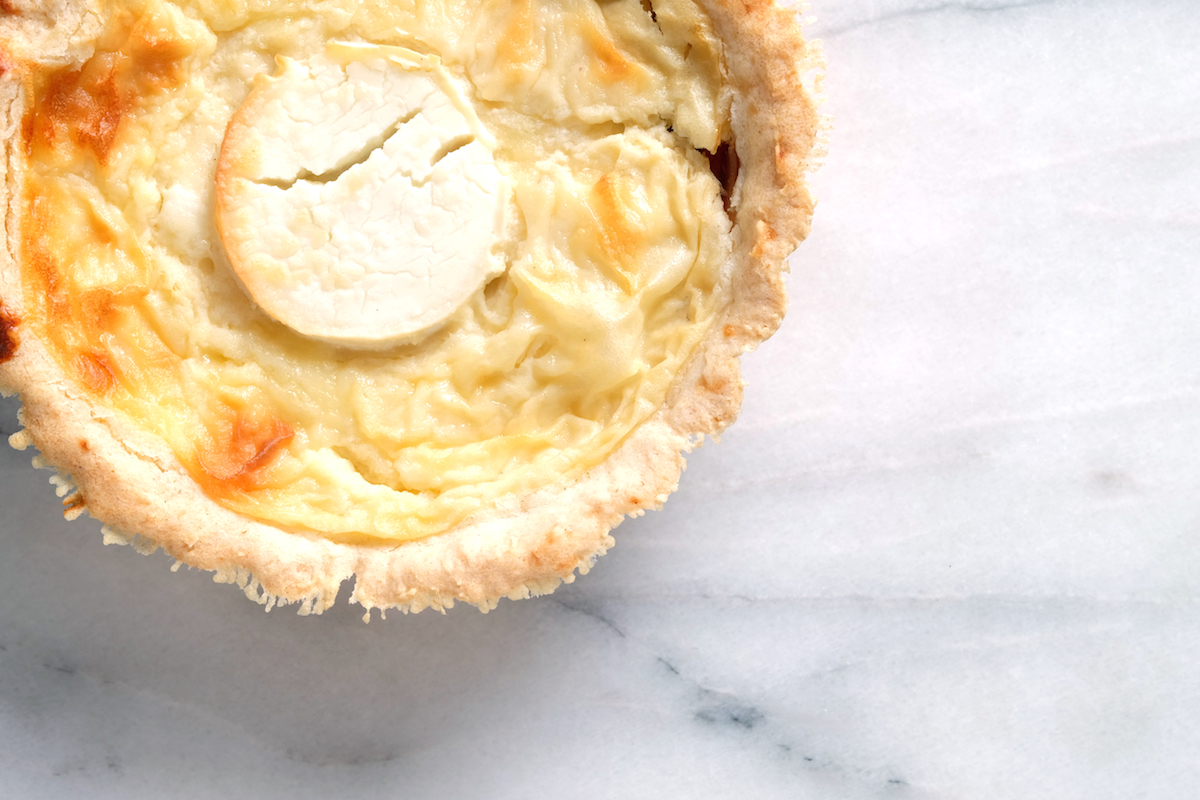 Torta di farro e brie con marmellata di ciliegie