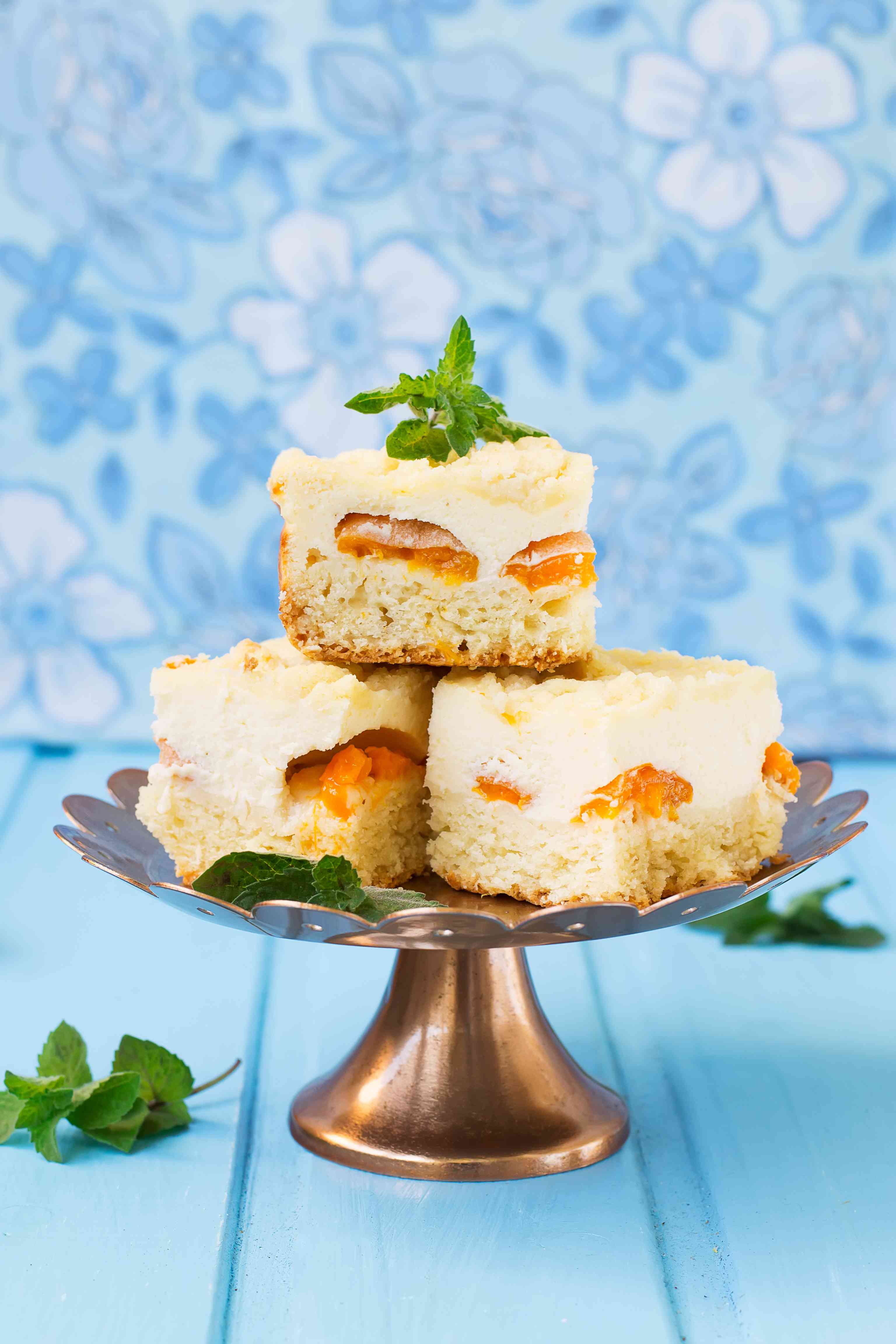 Torta di pesche sciroppate e panna