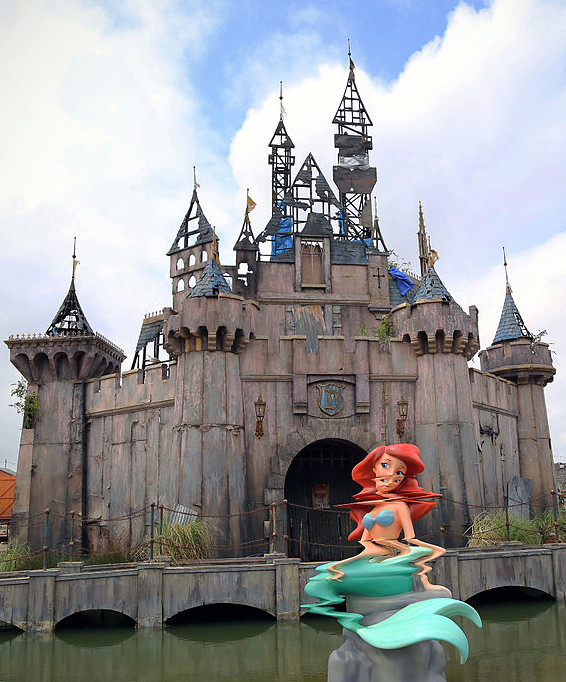 Dismaland, il parco tematico di Banksy, diverte o spaventa i bambini?