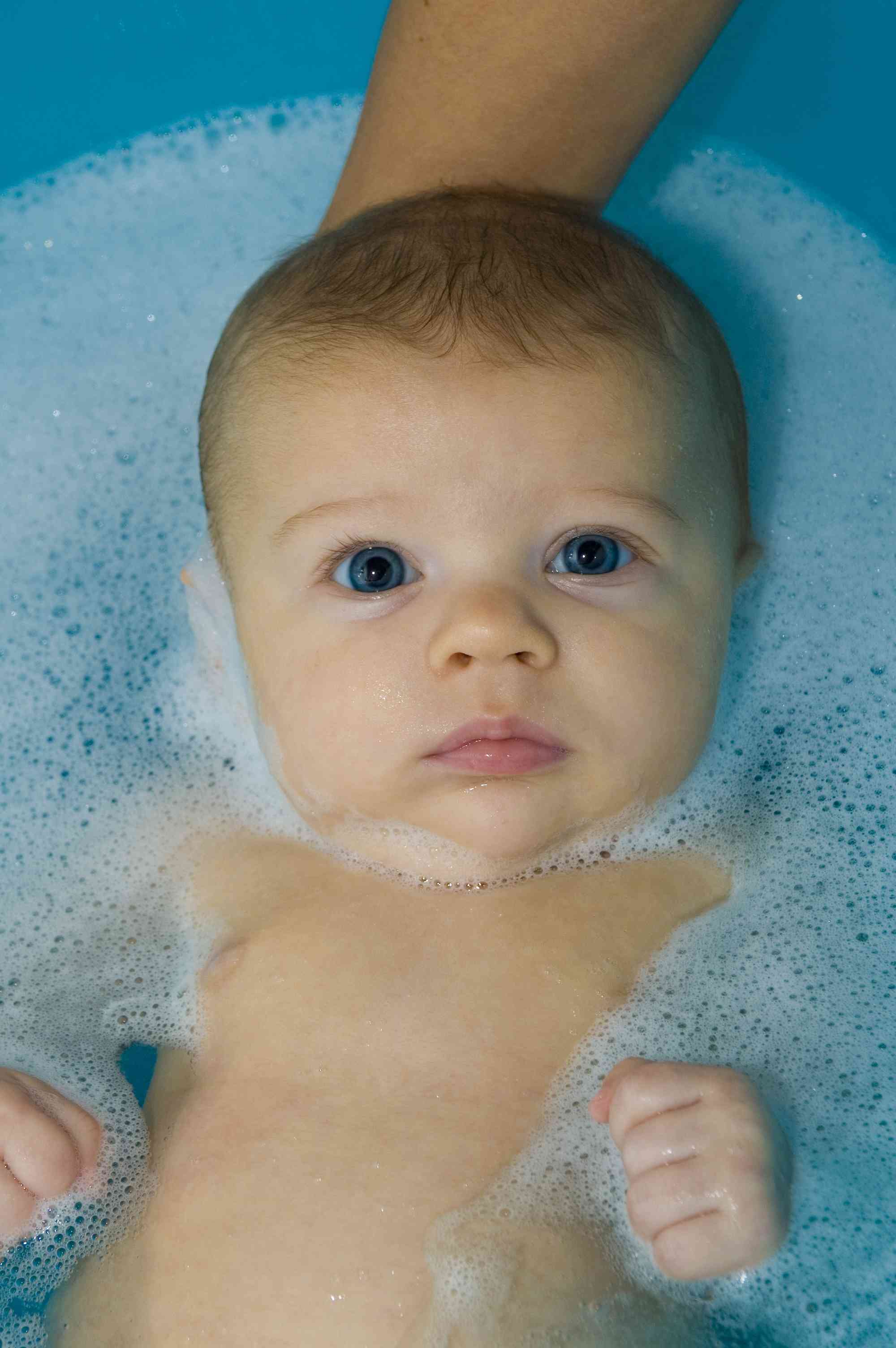 Come lavare un neonato nel lavandino