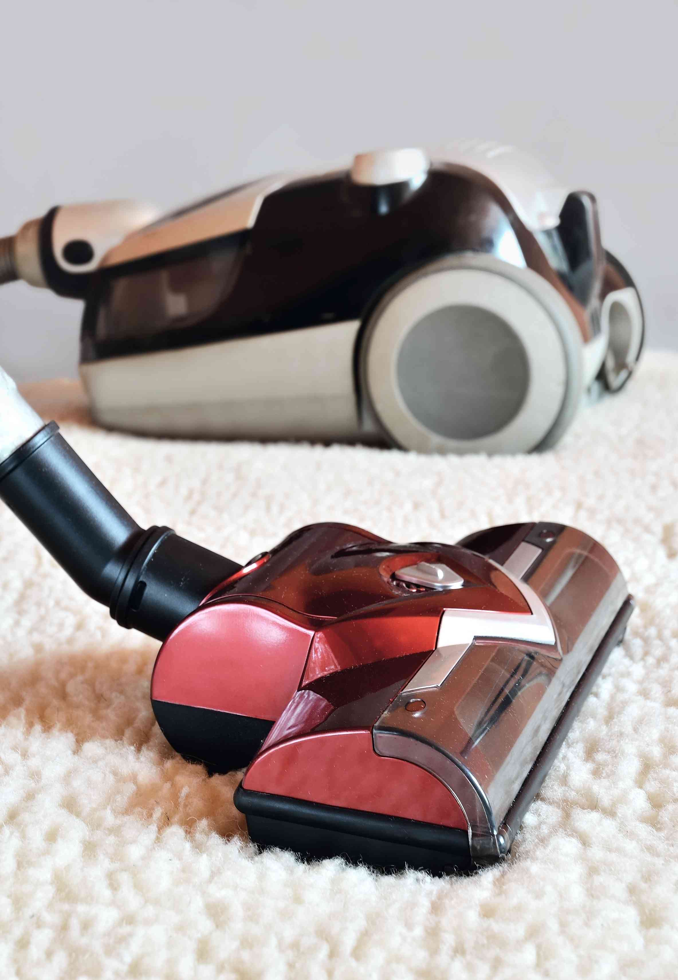 Come pulire l'aspirapolvere: i metodi per tenerla pulita e funzionante