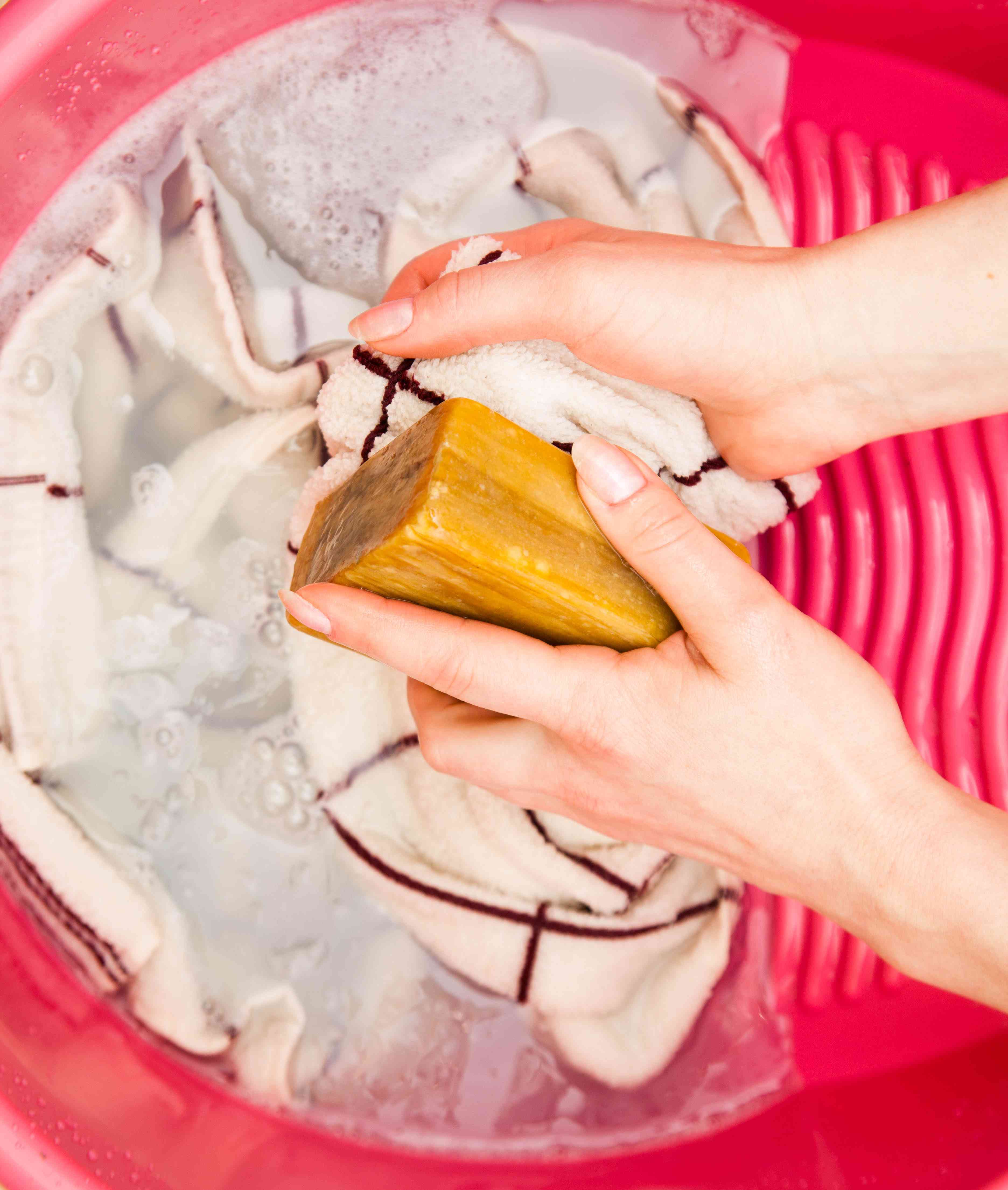 Come togliere le macchie di profumo dai vestiti