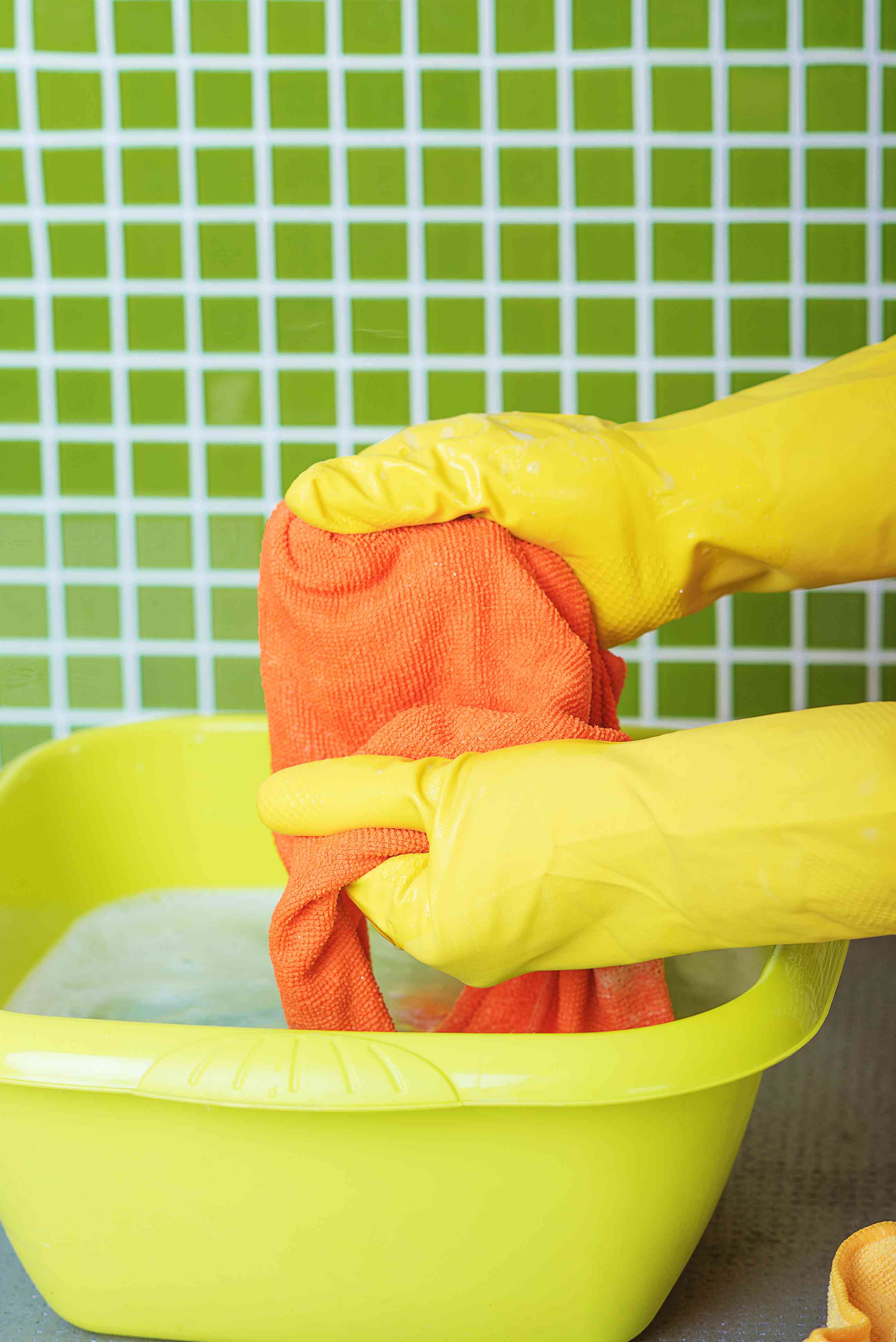 Come togliere la resina dai vestiti