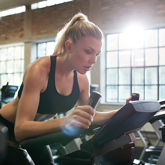 Spinning: tutti i consigli giusti per cominciare a pedalare in palestra