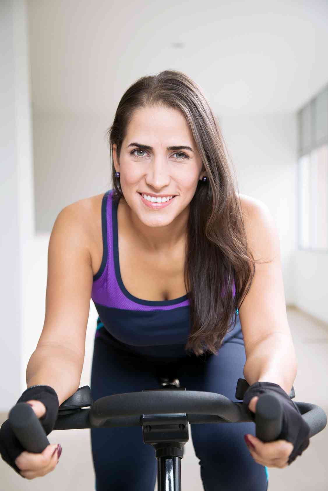 Come stare sedute sulla cyclette: consigli per una postura e un allenamento corretto