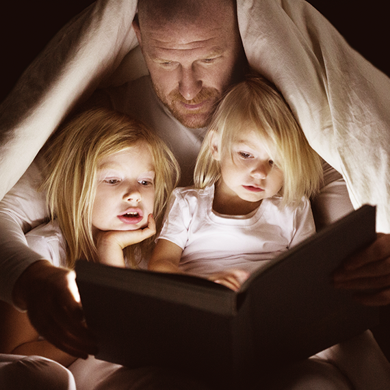 Leggere le fiabe ai bambini: 4 buone ragioni per continuare a farlo