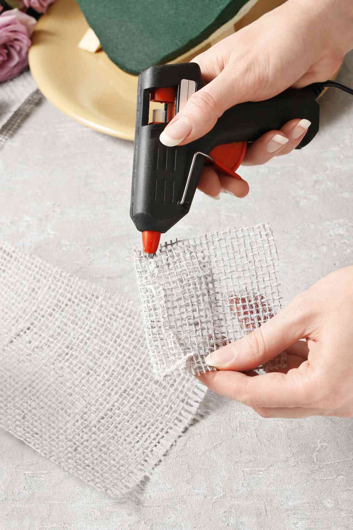 Come incollare i diversi materiali: polistirolo, plexiglass, plastica e legno