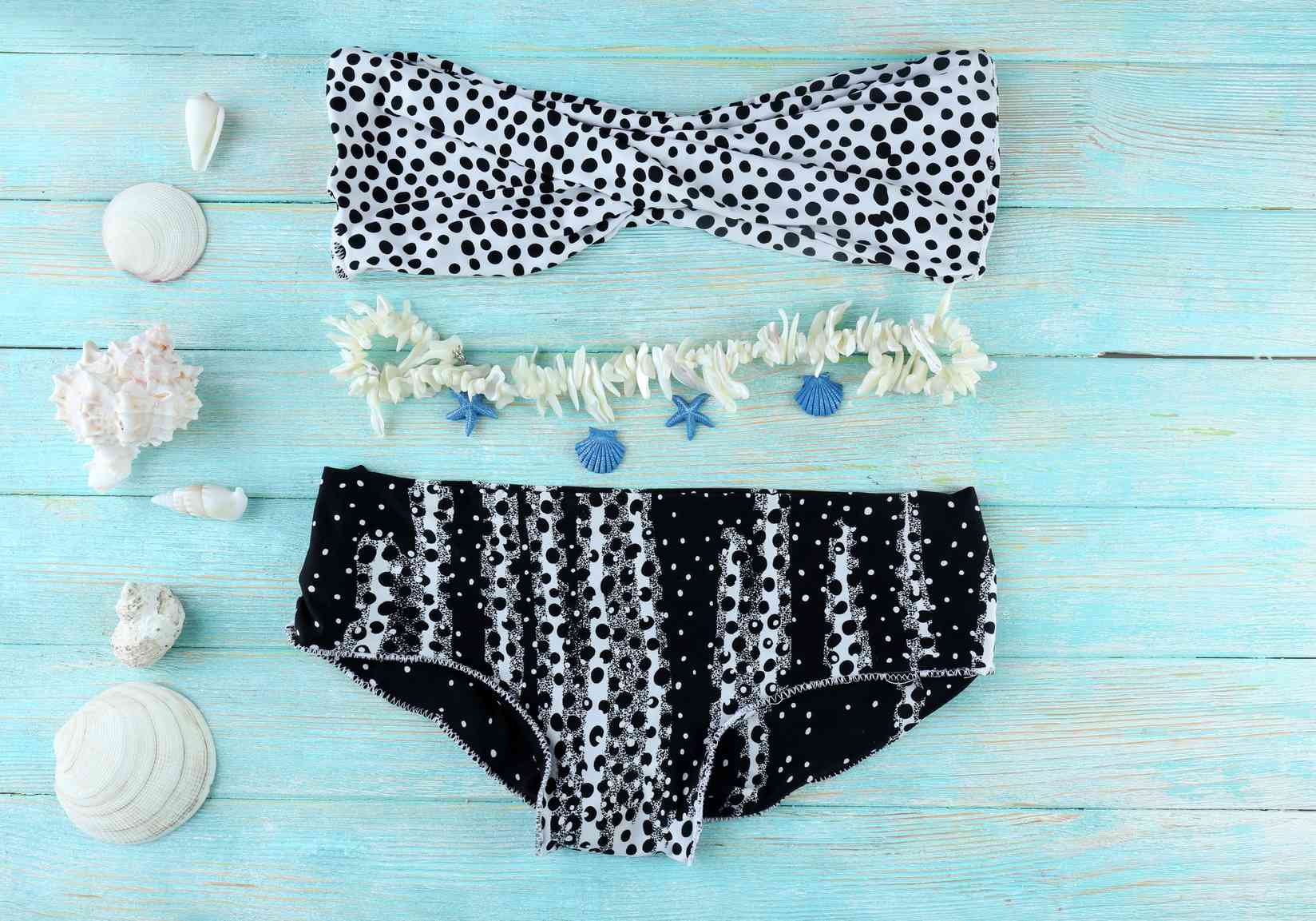 Come decorare un costume da bagno scolorito