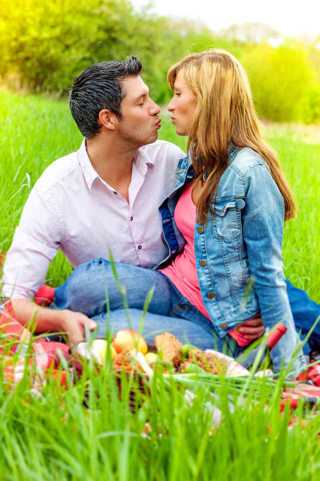 Come fare un pic-nic romantico: cosa portare e idee per il menu