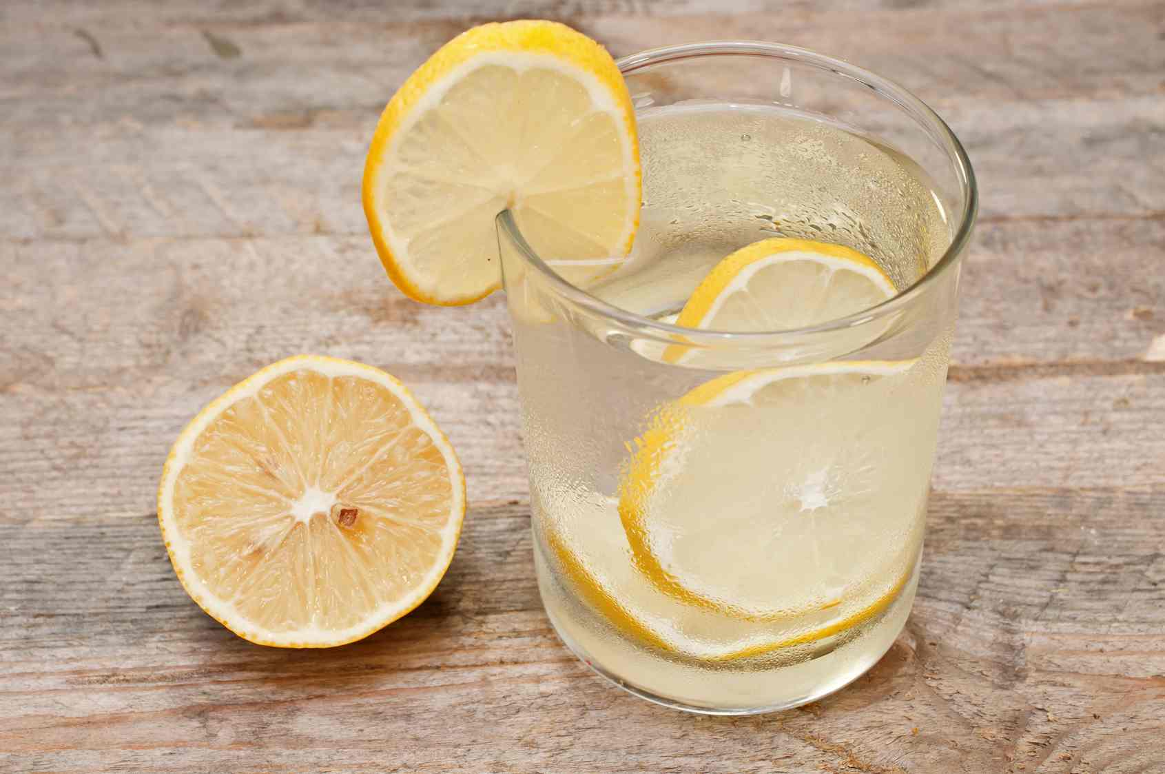 Bere acqua calda e limone al mattino fa bene? Scopri i benefici