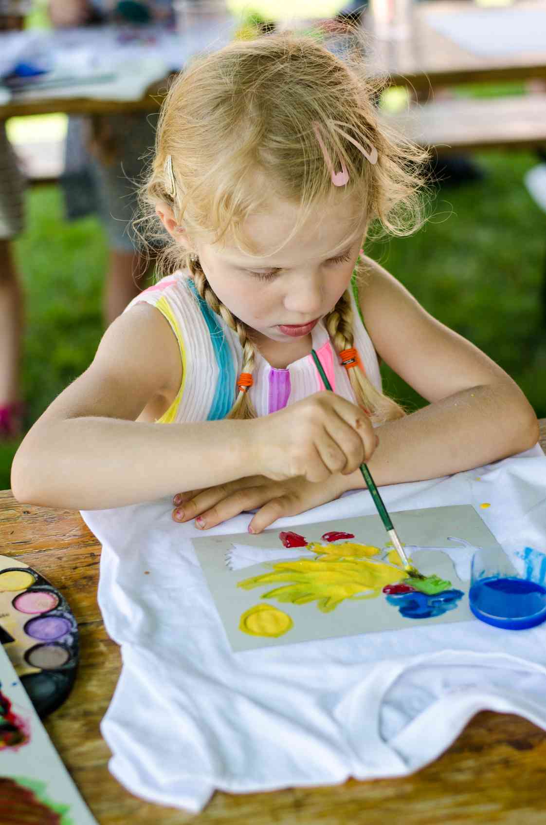Come decorare una maglietta con colori, strass e perline