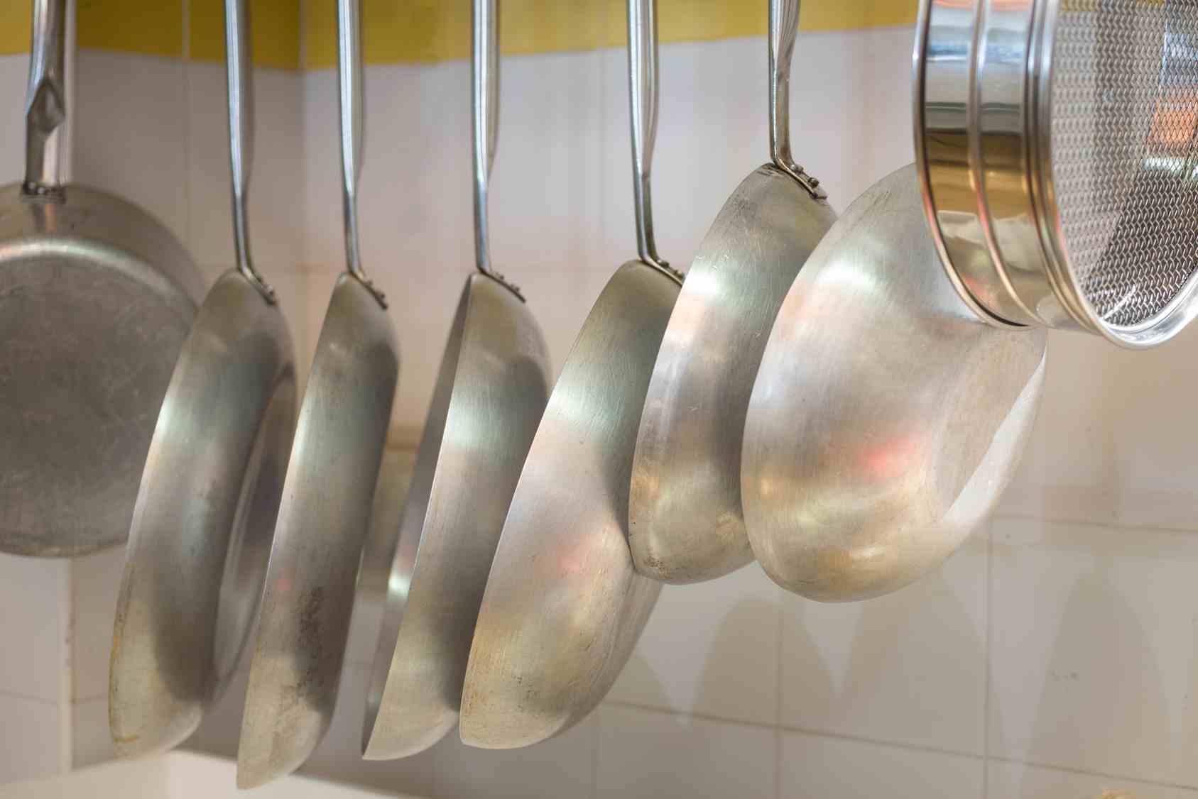 Come si fa a pulire l'alluminio annerito? Ecco come farlo tornare splendente