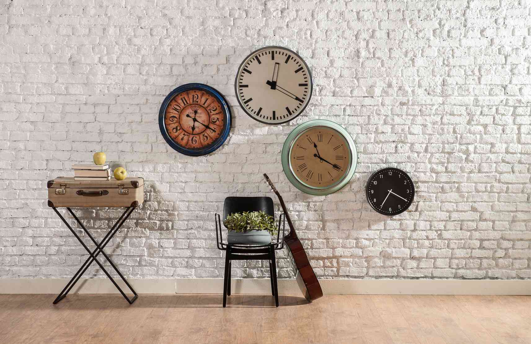 Decorare una parete fai da te: disegni, stencil e adesivi