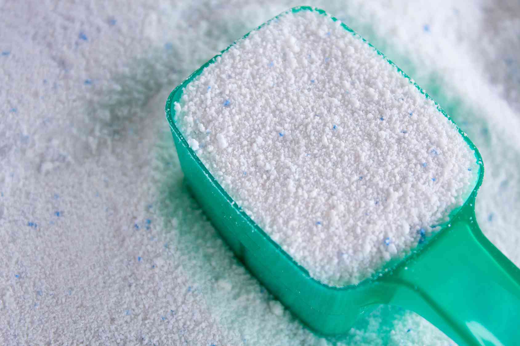 Detersivi, come agiscono e perché? Ecco come funzionano