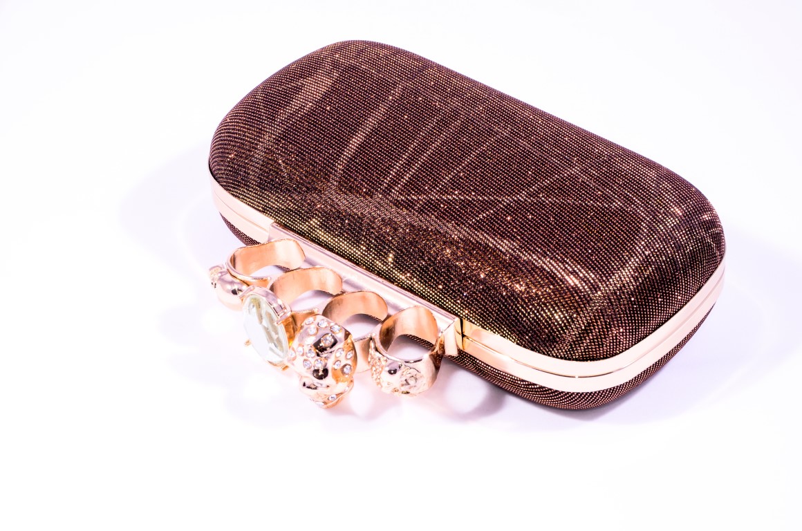 Saldi-invernali-2017-accessori-must-borsa-clutch-bag.jpg