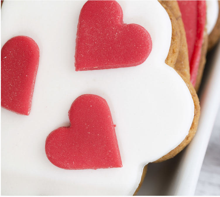 Cake design di San Valentino: cuori e fiori in pasta di zucchero
