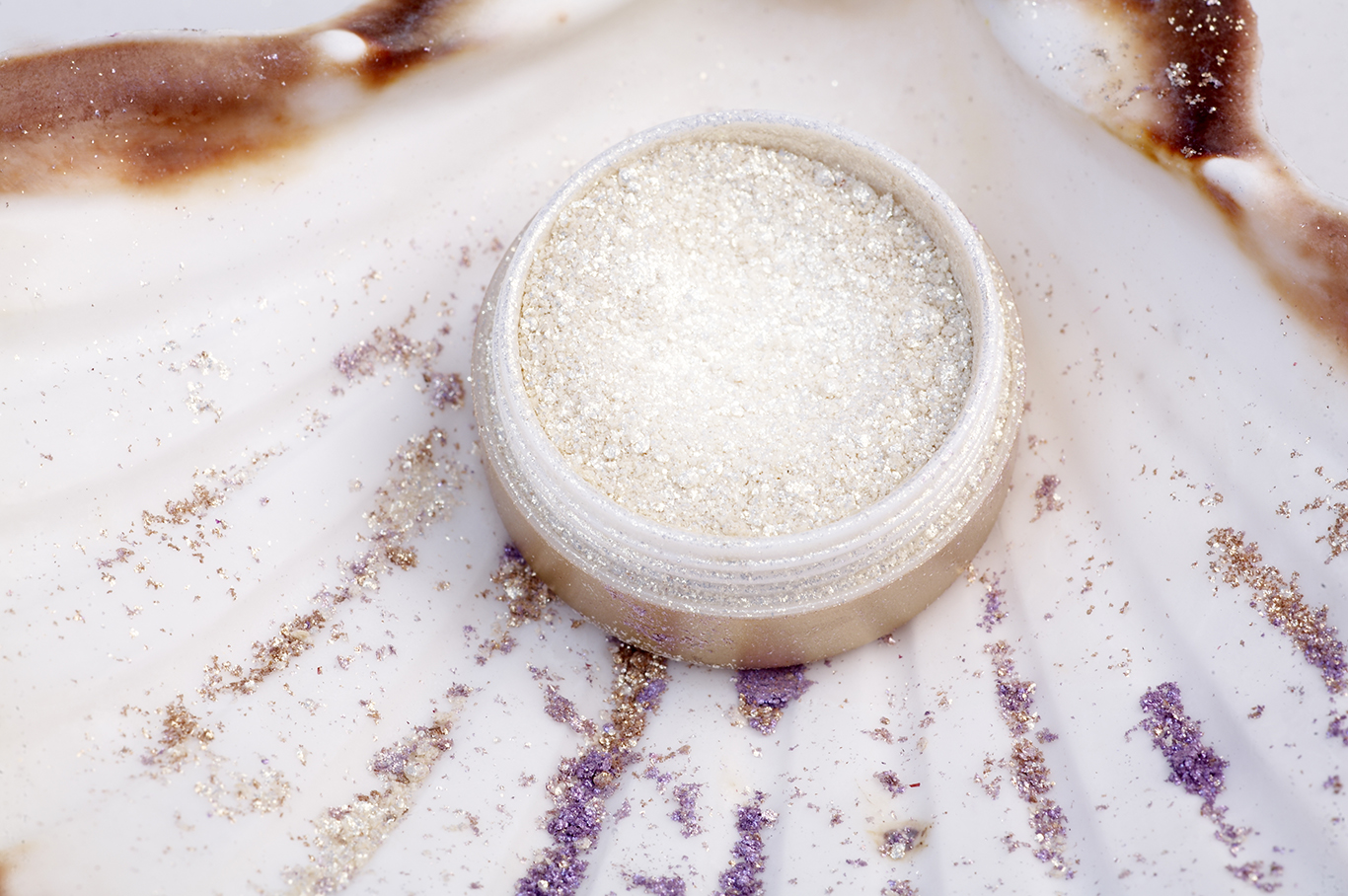 Make-up invernale, come stendere l'ombretto ghiaccio per un effetto neve sugli occhi