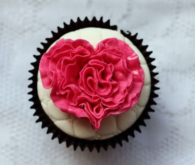 Cake design di San Valentino: come si fa e come si usa il fondente rosso
