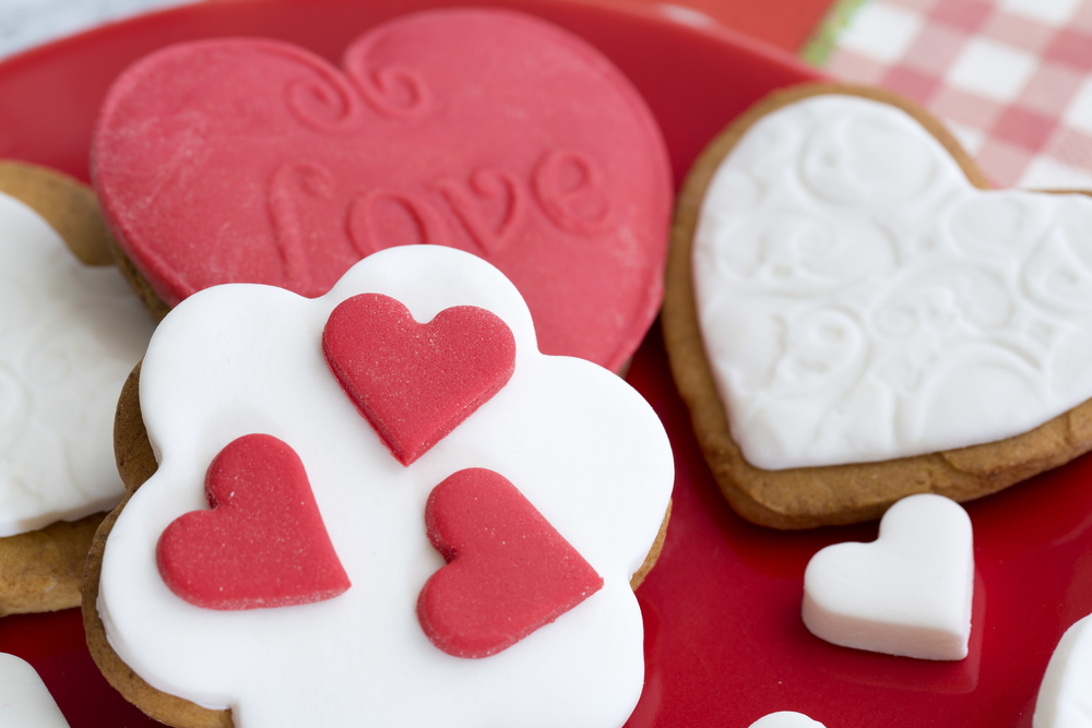 cake-design-san-valentino-pasta-zucchero-rossa-biscotti.jpg
