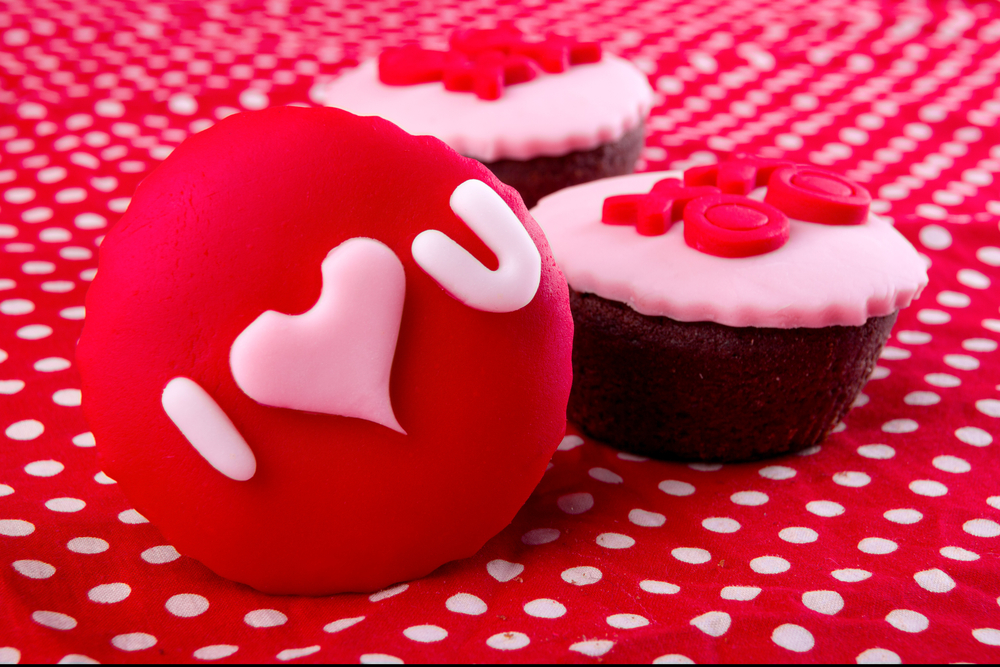 cake-design-san-valentino-pasta-zucchero-rossa-cupcake-parole.jpg