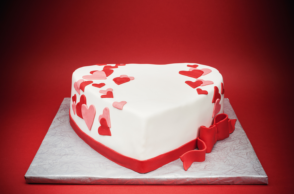 cake-design-san-valentino-pasta-zucchero-rossa-torta-forma-cuore.jpg