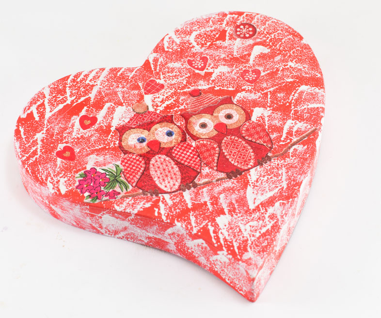 Regali di San Valentino fai da te: la scatola per cioccolatini decorata col decoupage