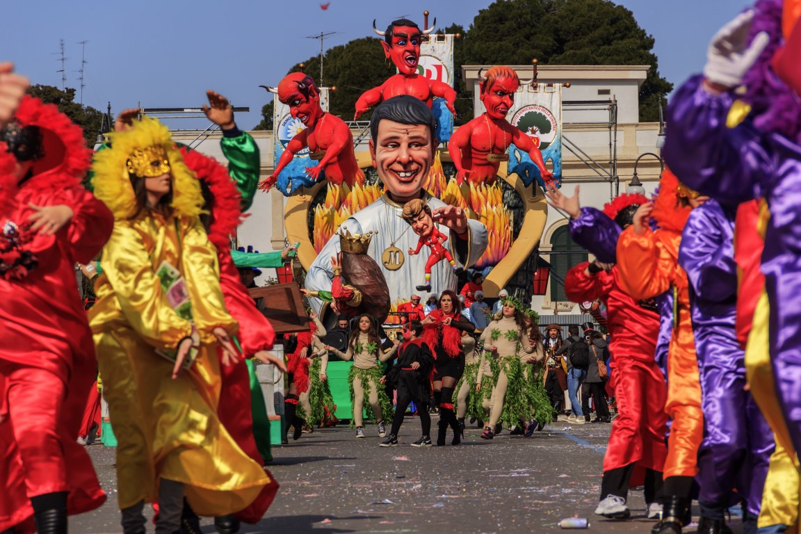 Carnevale-2017-sfilata-carri-allegorici-italia-putignano.jpg