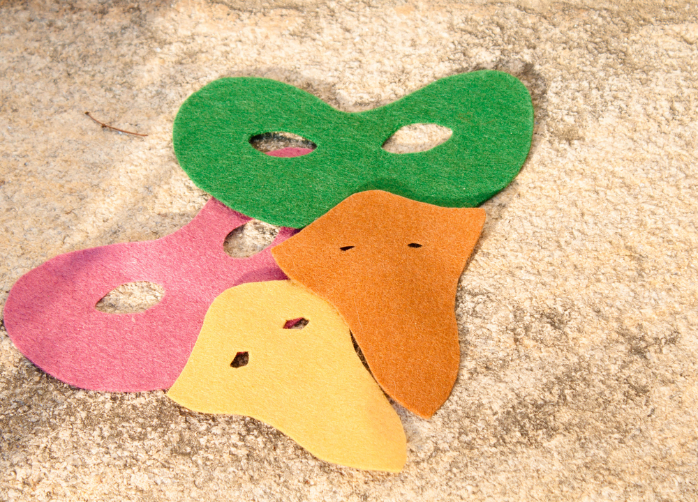 casa-carnevale-maschere-mobili-pareti.jpg