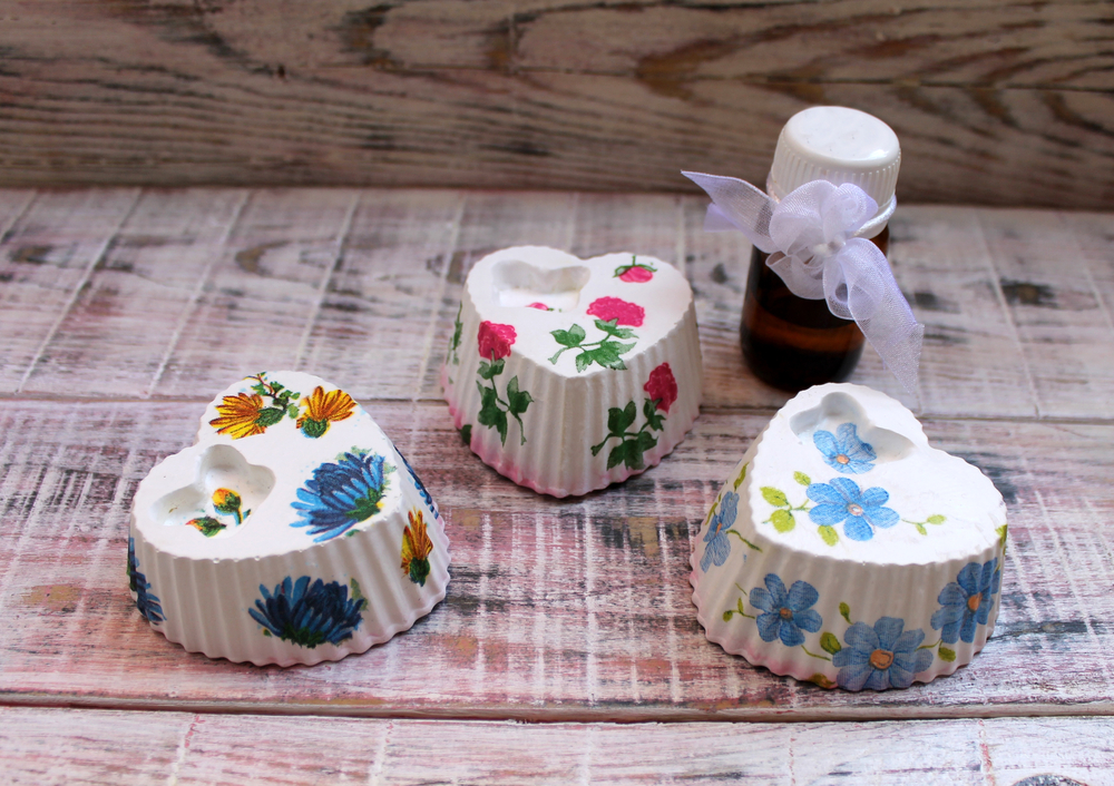 decoupage-san-valentino-decorazioni-floreali-cuori-gesso-pasta-bicarbonato.jpg