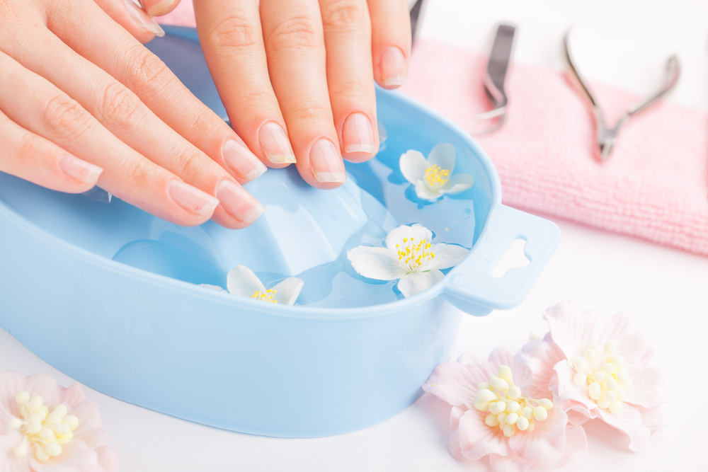 manicure-perfetta-cura-mani-bacinella-acqua.jpg