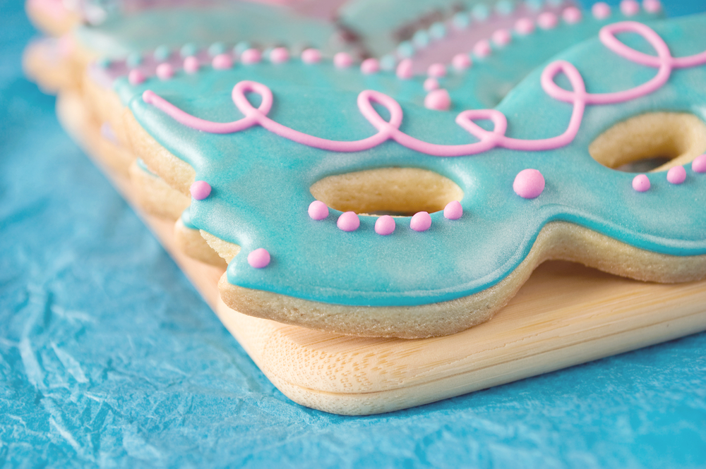 Maschere di Carnevale in pasta di zucchero: come farle per il cake design della festa