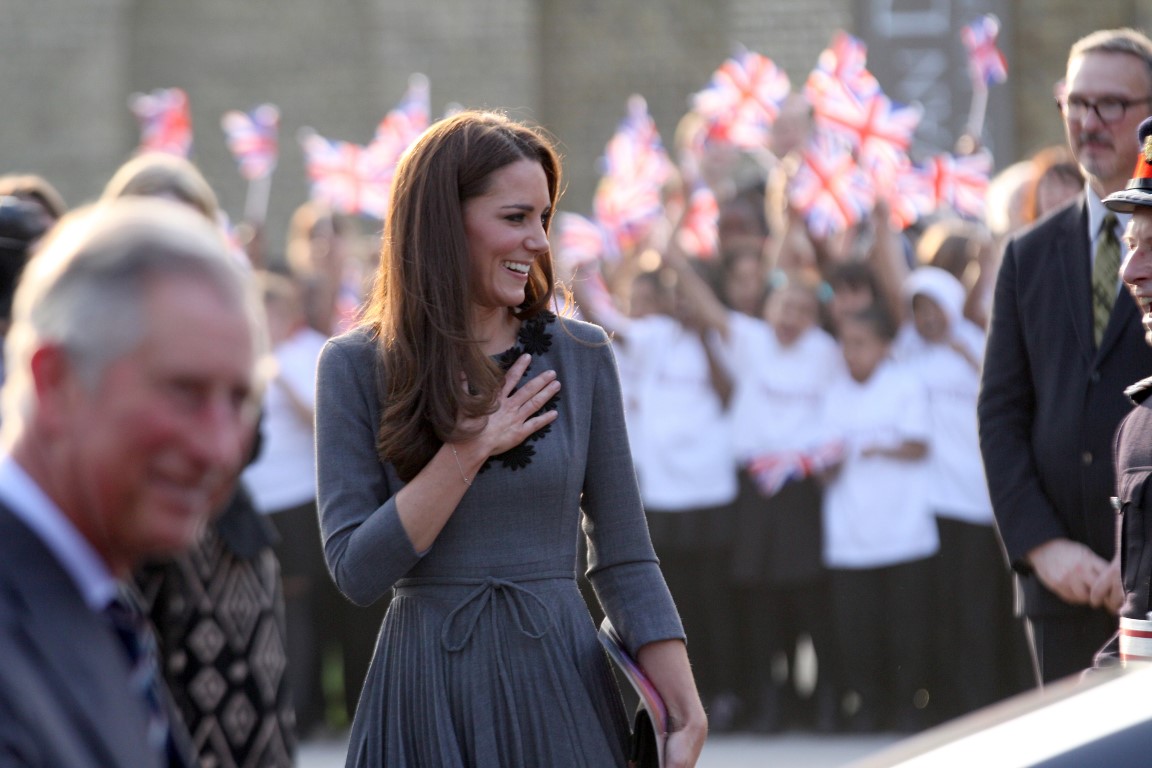 La foto VIP della settimana: Kate Middleton prova l’ebbrezza del simulatore di volo (video)