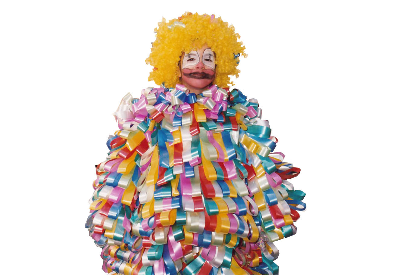 Costumi di Carnevale originali: il riciclo creativo dei nastri dei fiori per un vestito da pagliaccio