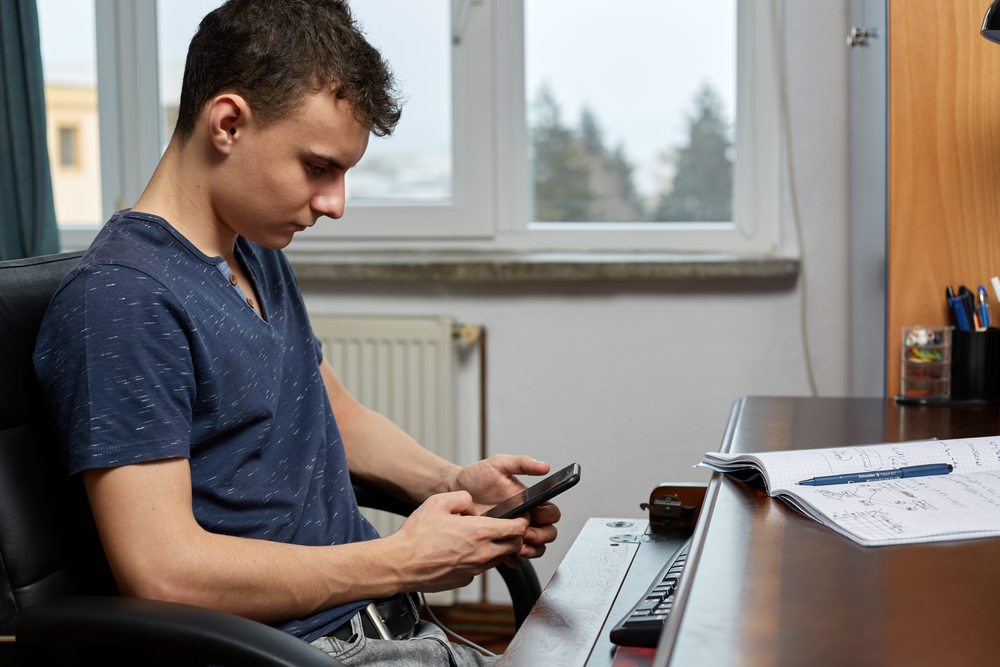 Mio figlio non fa i compiti: 7 consigli per motivarlo