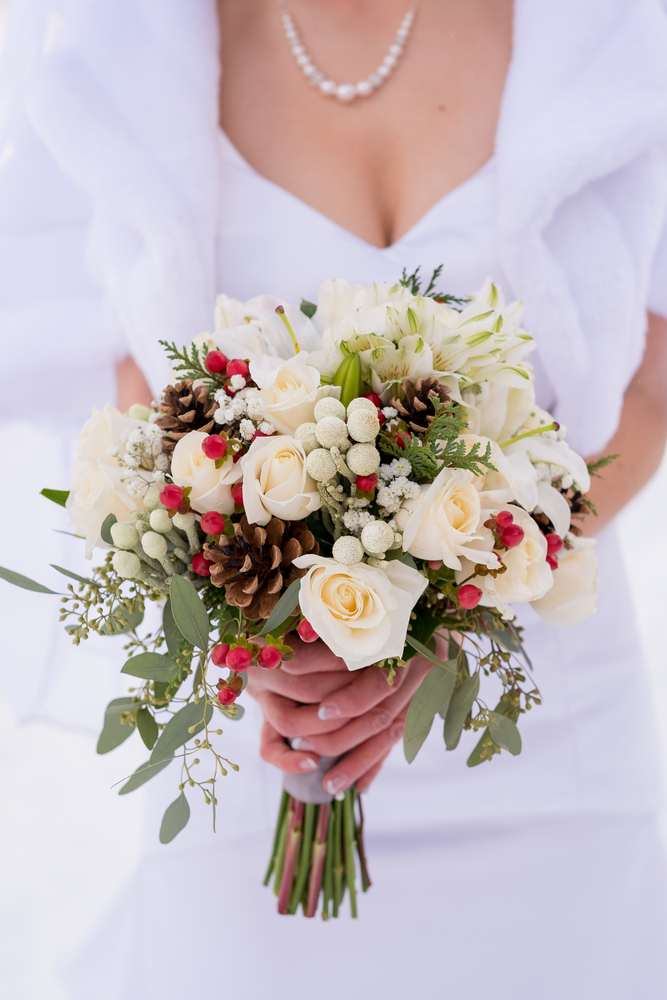 bouquet-sposa-fiori-inverno-rose-bacche-agrifoglio-pigne.jpg