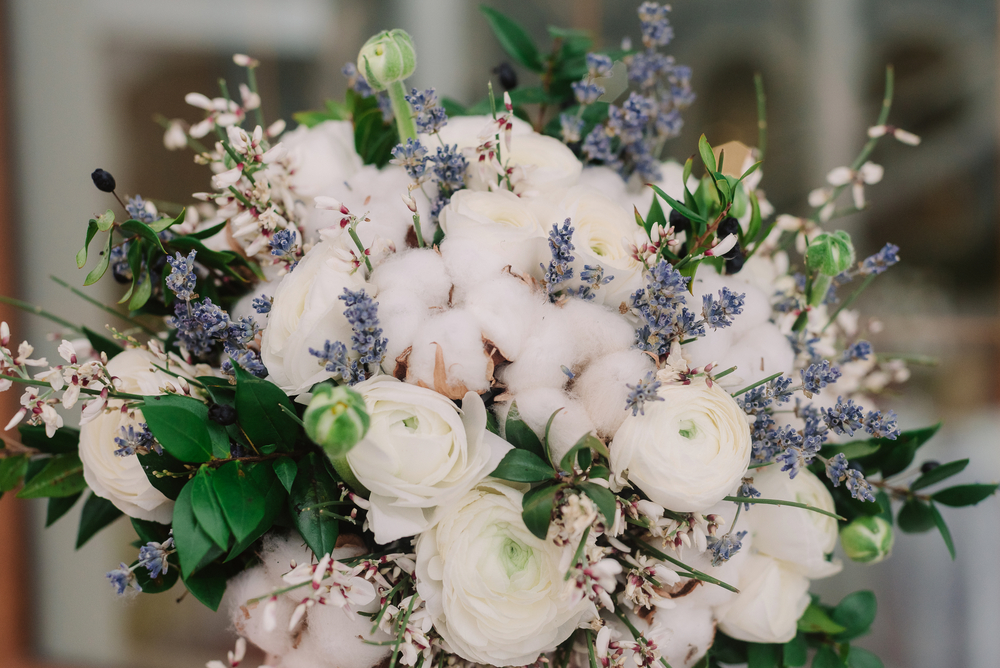 bouquet-sposa-fiori-inverno-rose-ranuncoli-lavanda-cotone.jpg
