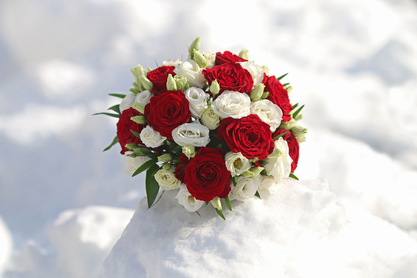 bouquet-sposa-fiori-inverno-rose-rosse-bianche.jpg