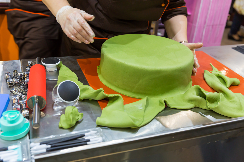 Come ricoprire una torta con la pasta di zucchero: tutorial e spiegazioni facili
