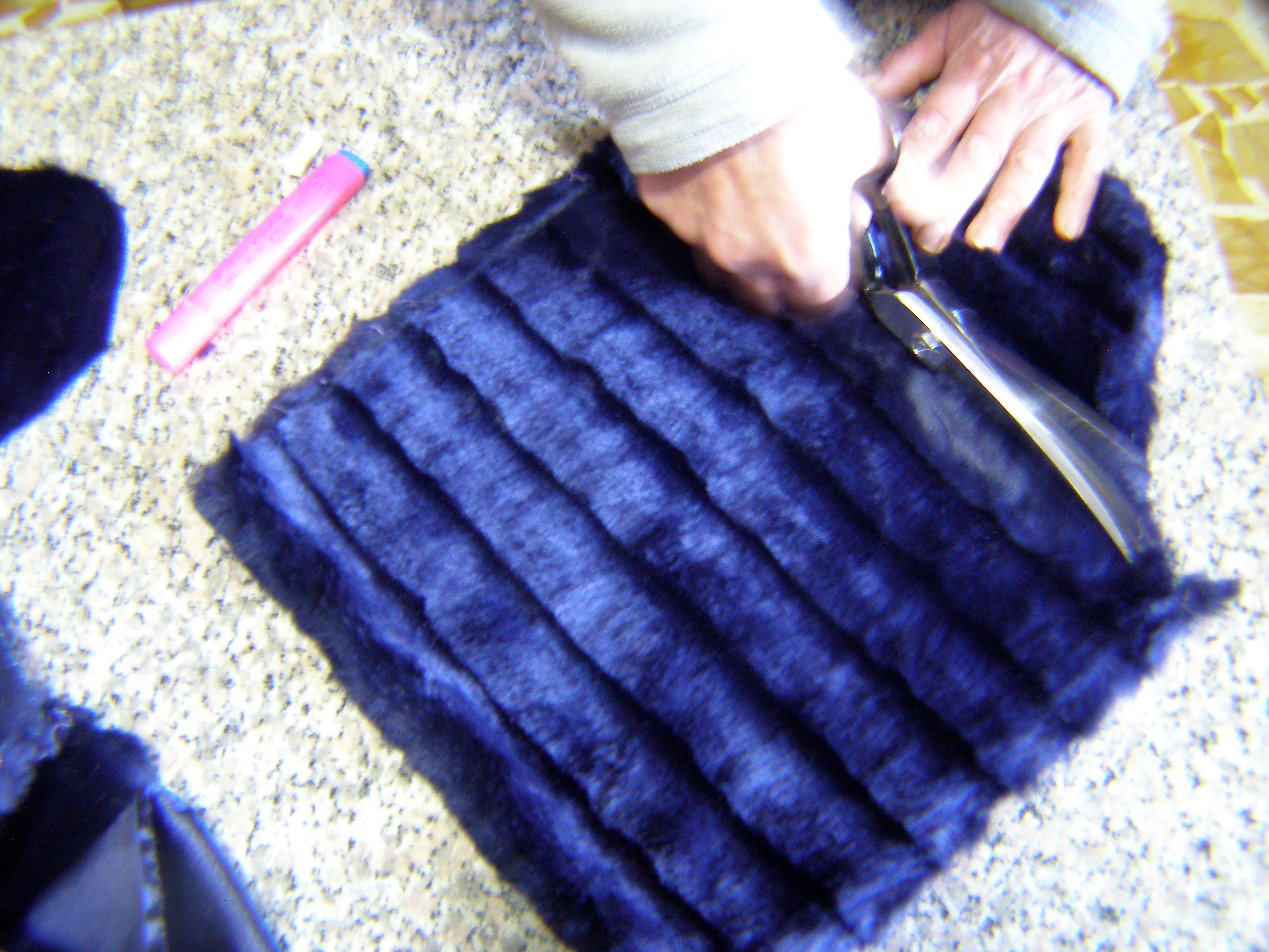riciclo-creativo-pelliccia-trasformare-pellicciotto-borsa-secchiello_9.JPG